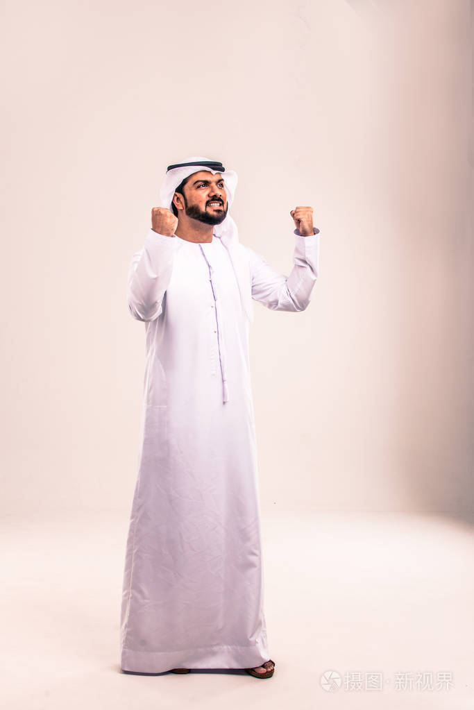 工作室里有 kandora 的阿拉伯男人肖像