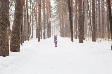 孩子在雪林中奔跑。幼儿在户外玩耍。孩子们在雪园玩耍