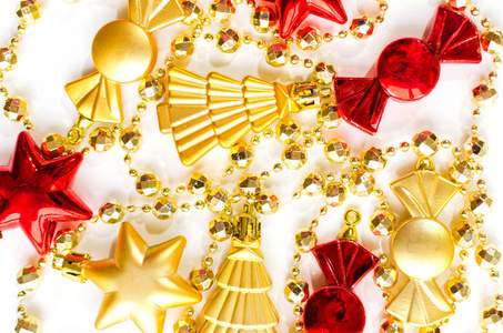 圣诞节装饰查出在白色。红色和金色的星星, 糖果, 圣诞树。复制空间
