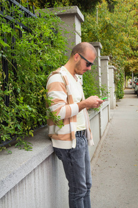 现代年轻人使用手机户外