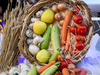 感恩节篮子里的蔬菜和水果
