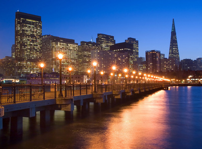 在晚上的 San Francisco 海滨