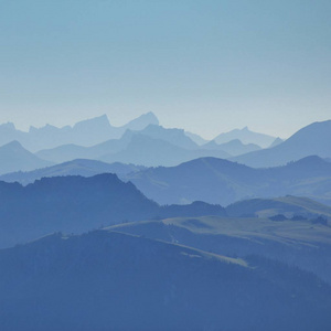 从芒 Niesen 可以看到许多山脉。Bernese Oberland。瑞士