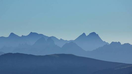 从 Niesen 山上看到的山峰的剪影。Bernese Oberland。夏天场面在瑞士阿尔卑斯
