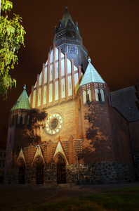 晚上在波兹南的哥特式教堂的门户