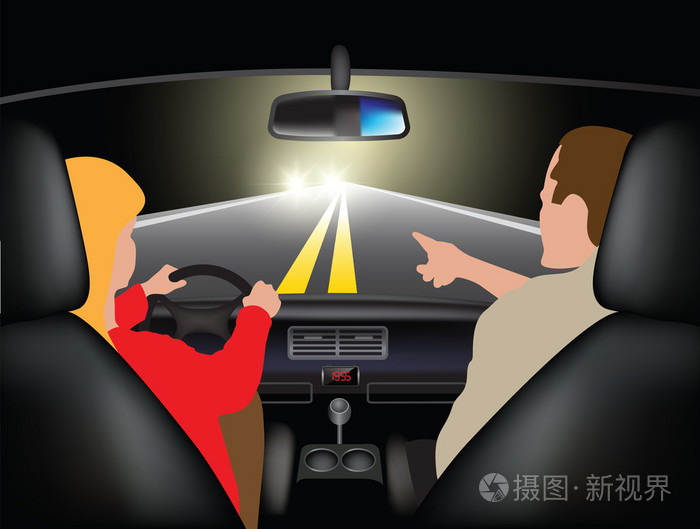 在夜间驾驶一辆车