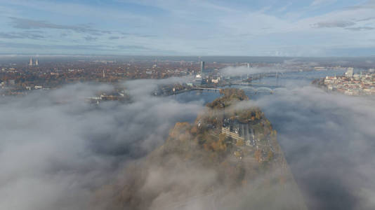 里加拉脱维亚道加瓦河河 Zakusala 岛烟雾云岛空中无人机俯视图