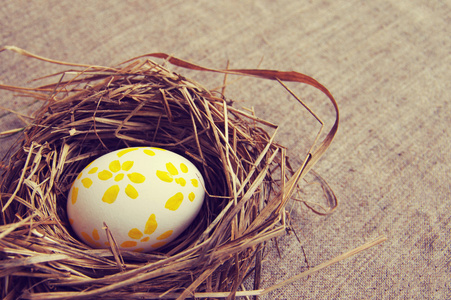 复活节彩蛋与明亮绘图在巢里从乾草