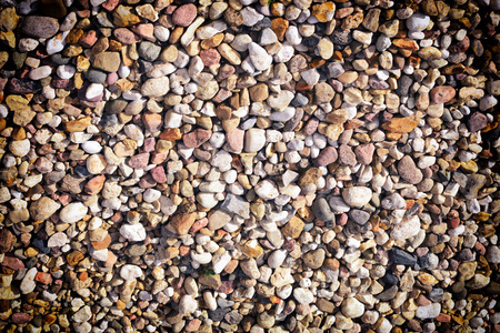 许多多色的小石头。美丽的背景与插图。海卵石的质地