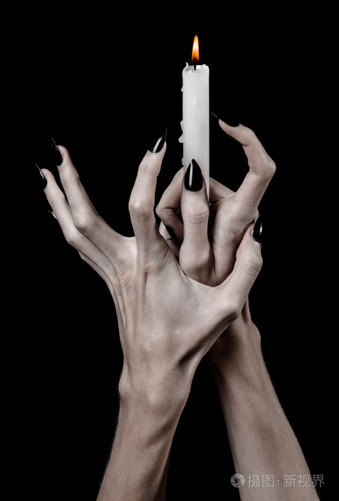 蜡烛点燃,黑色背景,孤独,在黑暗, 手死亡, 手女巫的温暖照片-正版商用