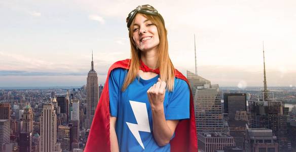 幸运的漂亮超级英雄女孩在摩天大楼城市