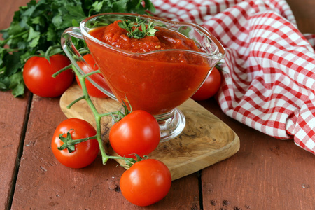 传统的番茄酱在玻璃肉汁船