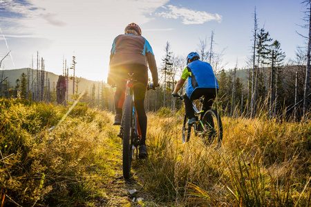 骑自行车的妇女和男子在贝斯基蒂山区秋天森林景观。骑 mtb 内室赛道的夫妇。户外运动活动