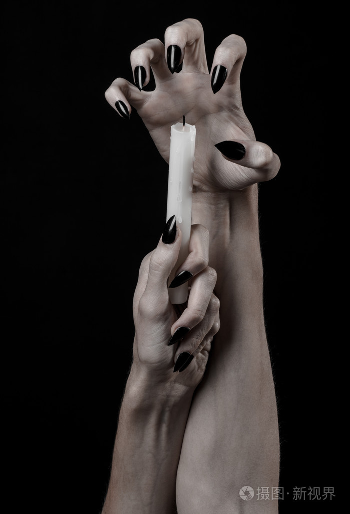 蜡烛点燃,黑色背景,孤独,在黑暗, 手死亡, 手女巫的温暖照片-正版商用