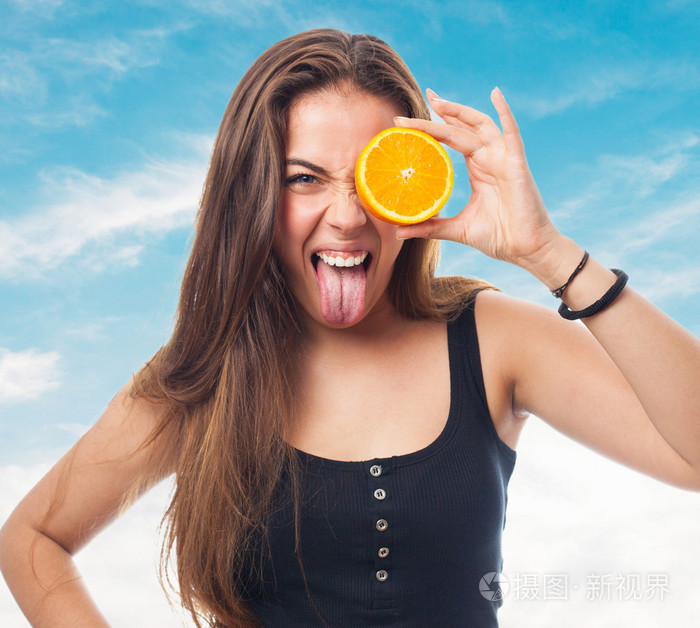 女人抱着橙片开玩笑