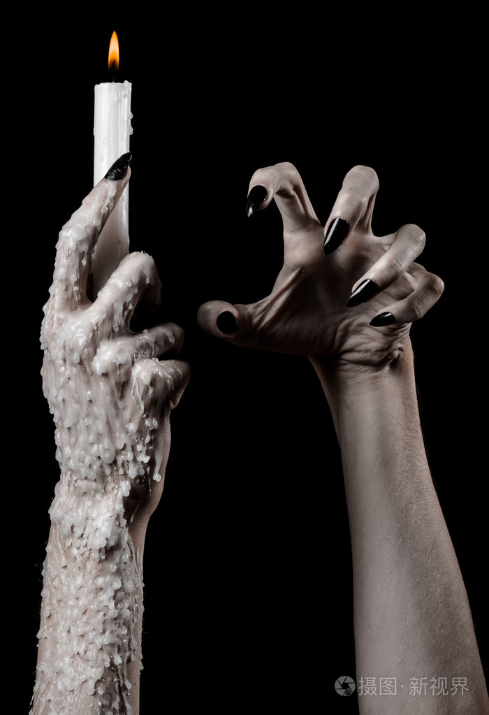 蜡烛点燃,黑色背景,孤独,在黑暗, 手死亡, 手女巫的温暖照片-正版商用