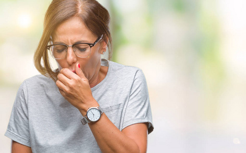 中年资深西班牙裔妇女戴眼镜, 在孤立的背景下感觉不适和咳嗽为感冒或支气管炎的症状。医疗保健理念