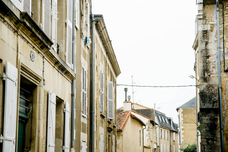 法国老城街风景如画的景观, 普瓦捷