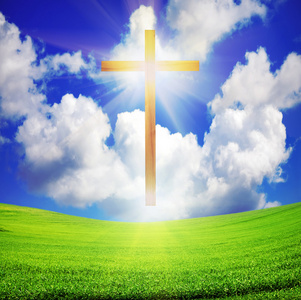 复活节十字以上绿色字段和蓝蓝的天空