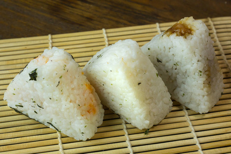 日本食品饭团白米形成三角形或圆柱形, 经常包裹在紫菜