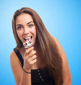 年轻女人舔冰激淋