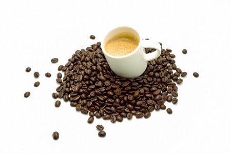 咖啡和咖啡豆在白色的背景