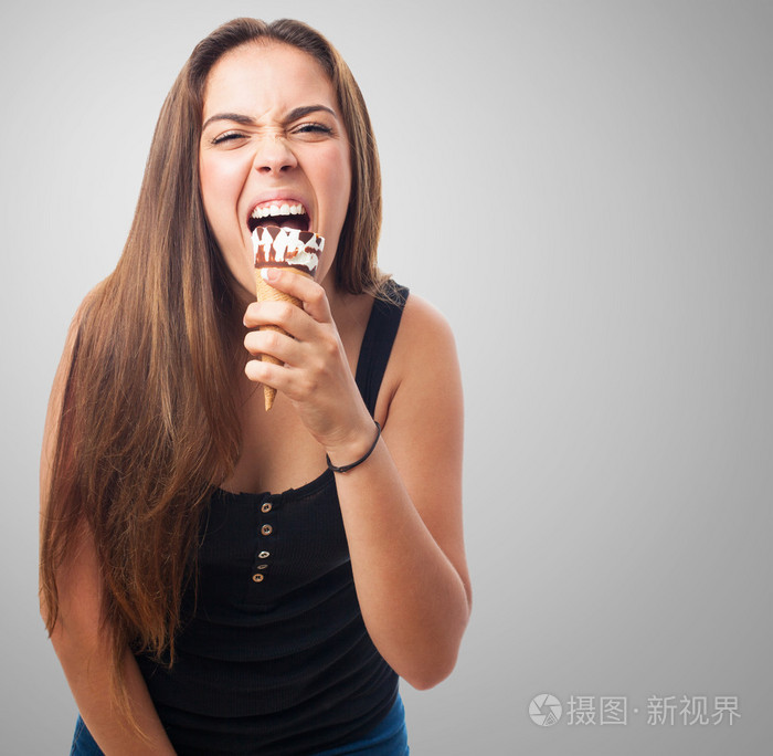 年轻女人舔冰激淋
