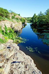 峡谷中有一条蓝色的河流在 Buki Cherkasy 地区。乌克兰