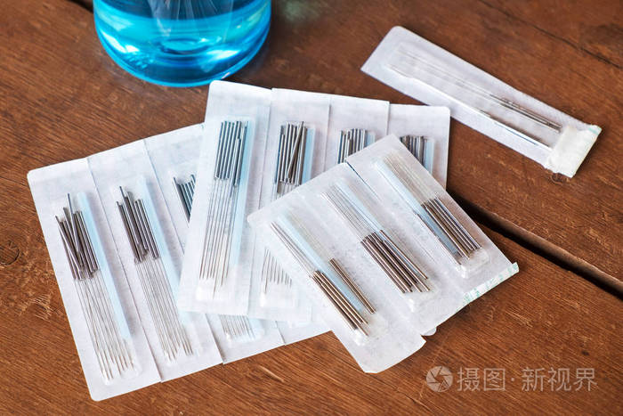 针灸医生针在当地卫生中心的针灸点