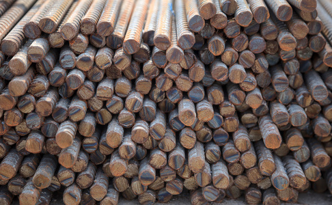 钢棒或栏用于钢筋混凝土,特写当代栏孤立在白色背景上的金色栏接地电