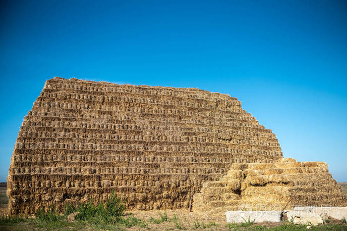 蓝天白云背景下的空场矩形草堆大栈