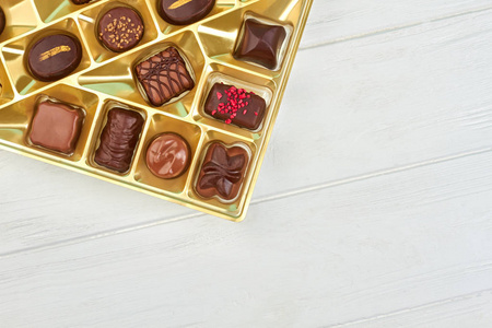巧克力糖果在盒子和复制空间