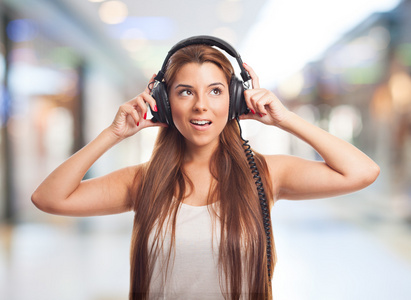 女人听音乐用耳机