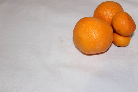 板子上的普通话和橙色背景的橙色多汁美味的维生素健康