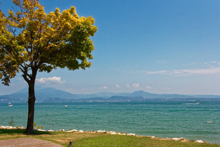 意大利爱尔兰湖。蓝色水域是意大利自然茂盛的绿叶和高山山脉的强大斜坡