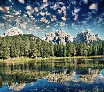美丽的 alpin 景观。反射到一个湖的山峰