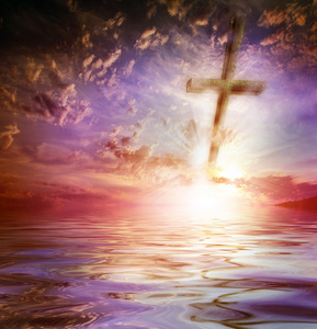 在利沃夫的塔拉斯舍甫琴科纪念碑男孩的剪影祈祷十字架与天堂云景日落