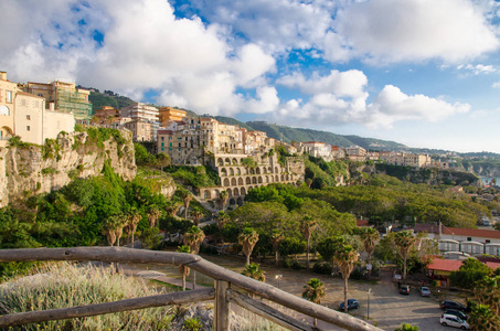 tropea 镇和海滩, 五颜六色的建筑在高大石头之上, 从圣玛丽亚德尔索维拉保护区教堂, vibo valentia, ca