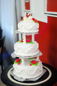 婚礼蛋糕上面是天鹅顶上雕像，