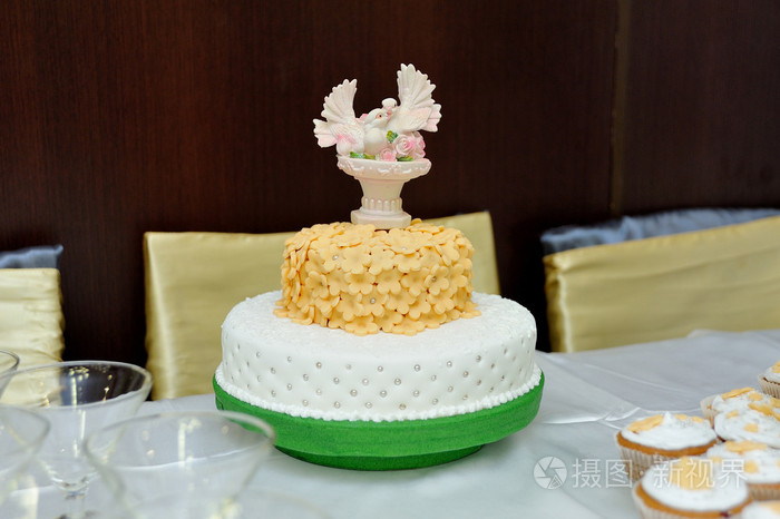 结婚蛋糕顶上的鸽子