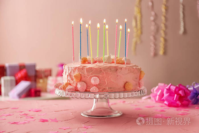放在桌上的生日蛋糕图片