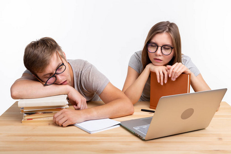 教育, 人的概念几个戴眼镜的年轻人看起来厌倦了学习作业