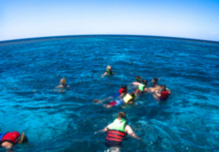 美丽模糊的蓝色海水沐浴游戏。海洋主题与人为背景。旅游设计的股票照片