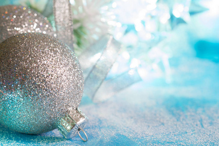 抽象圣诞节装饰与银色摆设和雪蓝色背景