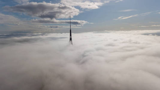 里加拉脱维亚电视塔 Zakusala 烟雾云欧洲最大空中无人机俯视图