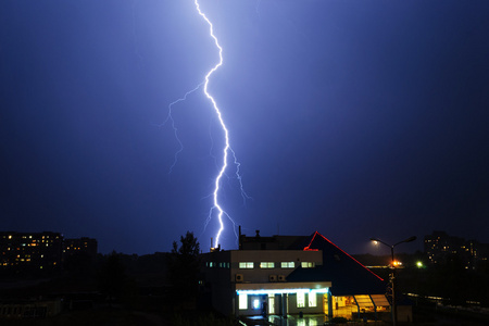 打雷 下雨和风暴的剪影丹佛首都闪电城市建筑物严重雷电