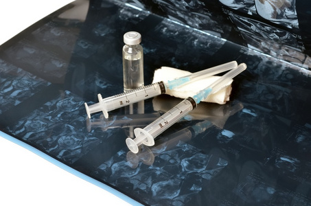 两个注射器,瓶与注射药物躺在白色的背景上射线照相照片