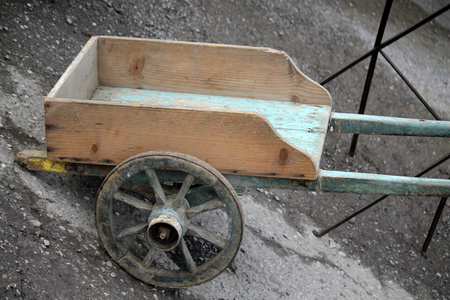 旧的木制马车