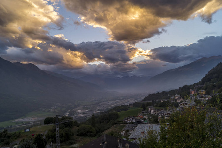 日落在意大利阿尔卑斯山。Colorfull 天空