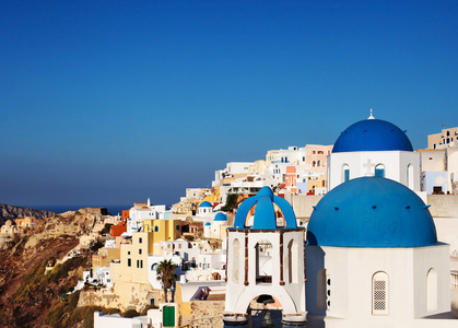 伊亚村，希腊圣托里尼岛蓝色圆顶教堂